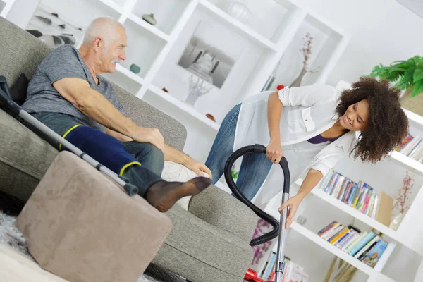 Sorridente vecchio con assistenza — Foto Stock