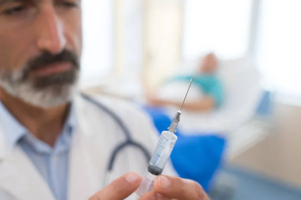 Dokter voorbereiding injectie en arts — Stockfoto