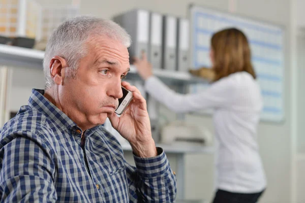 Stressad kontorsarbetare har fått nog — Stockfoto