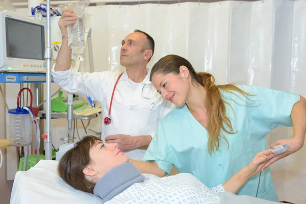 Bayan hasta hemşire gösteren iyilik — Stok fotoğraf