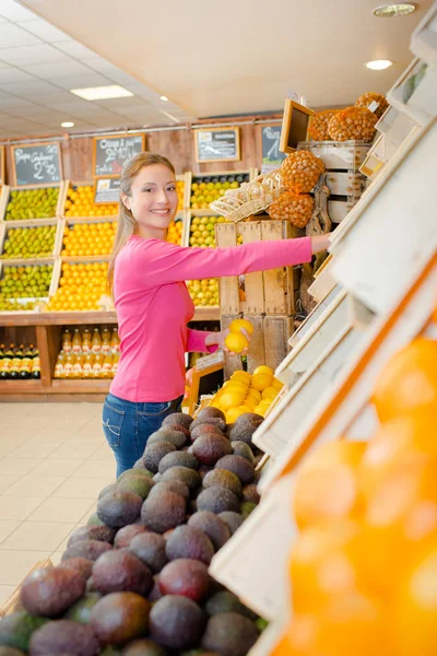 Bazı avokado seçerken kadın — Stok fotoğraf