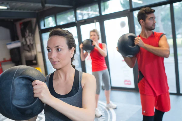 Mensen trainen bij een sportschool — Stockfoto