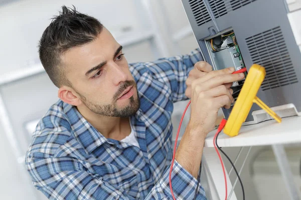 Technicus herstellen van computerhardware in het lab — Stockfoto