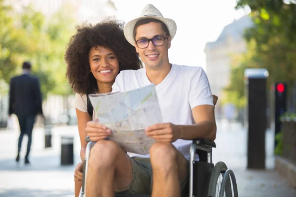 Portrét mladého páru turistů člověka na vozíku — Stock fotografie