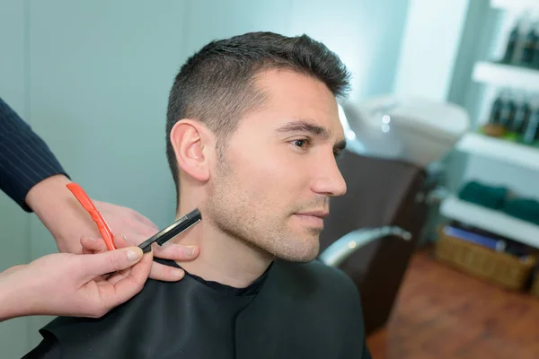 Barber giving man a trim — Stock Photo, Image