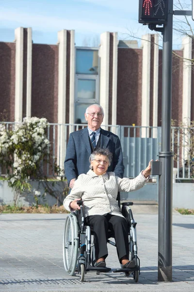 Bejaarde echtpaar gaan voor een wandeling — Stockfoto