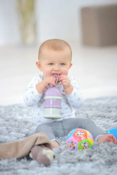 Bebê brincando com brinquedos coloridos — Fotografia de Stock