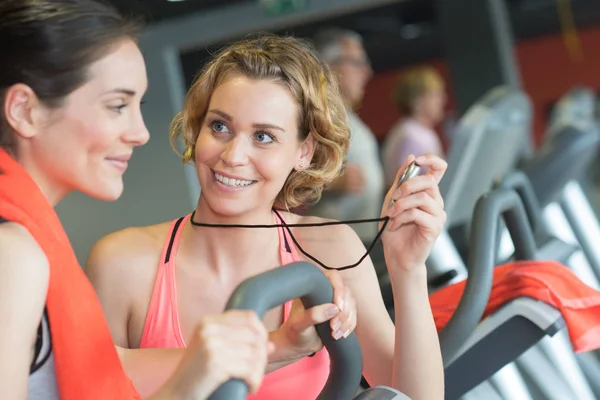 Entrenando a una mujer en un gimnasio —  Fotos de Stock