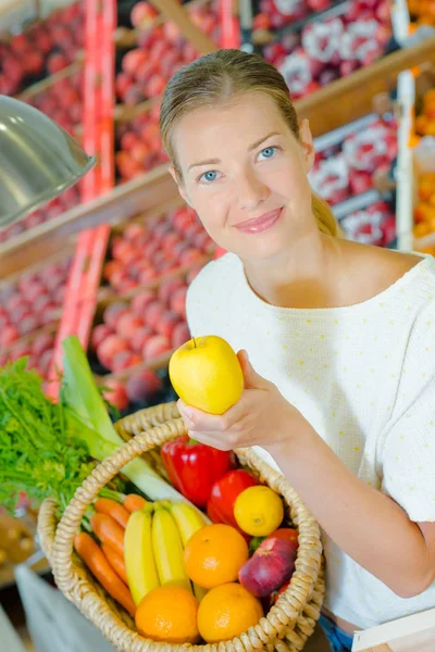 Vrouw met een appel — Stockfoto