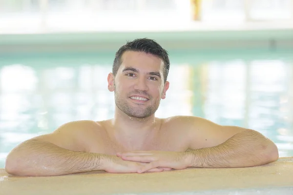 Красивый сексуальный мужчина в бассейне — стоковое фото