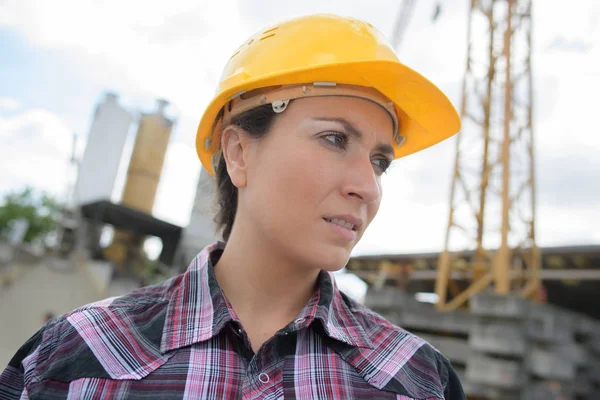 Bela arquiteta feminina em um canteiro de obras — Fotografia de Stock