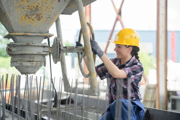 Donna operatore versando miscela nello stampaggio del cemento — Foto Stock