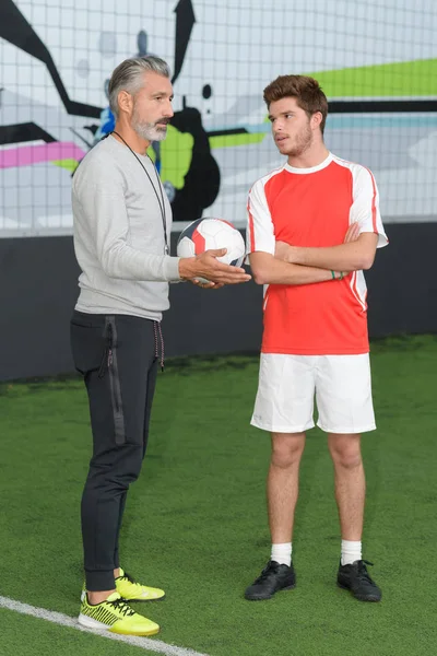 年轻的足球运动员和他的教练 — 图库照片