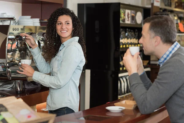 카페에서 여자 서빙 커피 — 스톡 사진