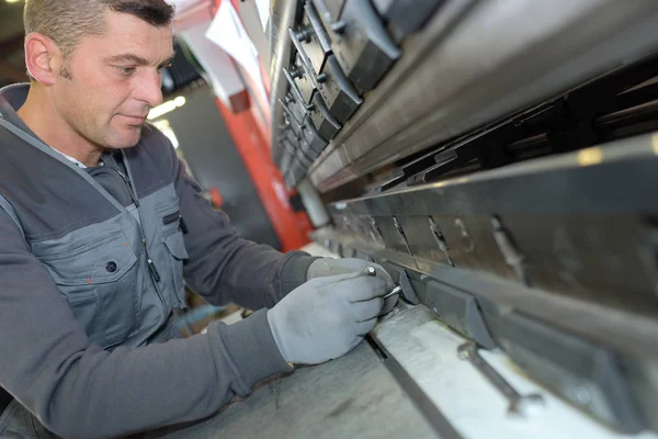 Technicus in metaalbewerking fabriek werken — Stockfoto