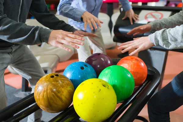 Bowling topları ve silah — Stok fotoğraf