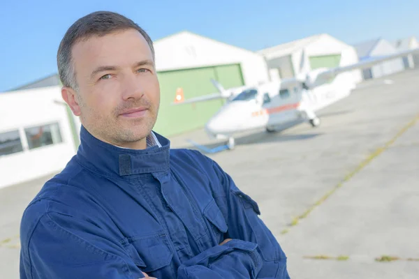 Poseren buiten de hangar — Stockfoto