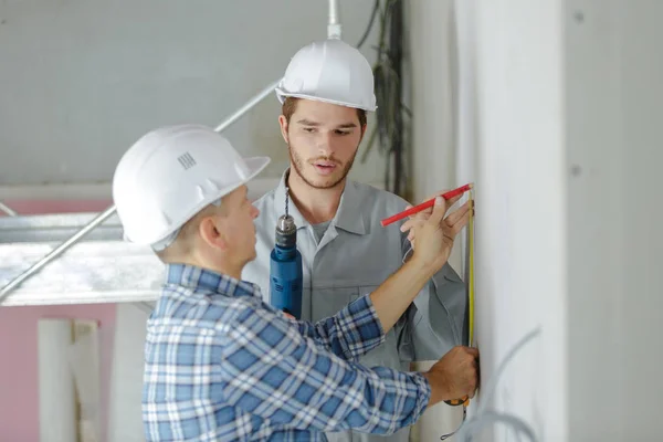 Ingegnere costruttore parlando con il collega — Foto Stock