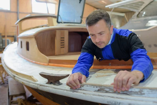 Boatmaker w pracy i boatmaker — Zdjęcie stockowe