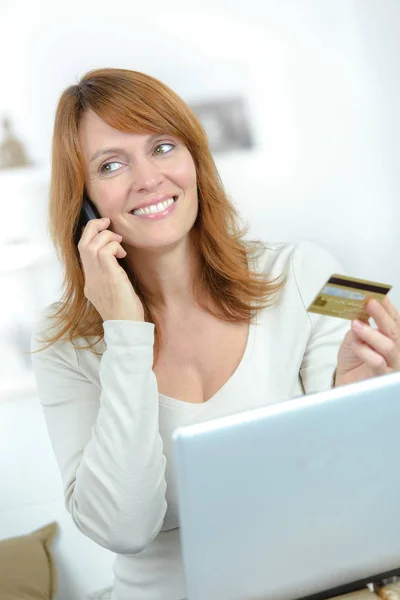 Shopping online e femminile — Foto Stock