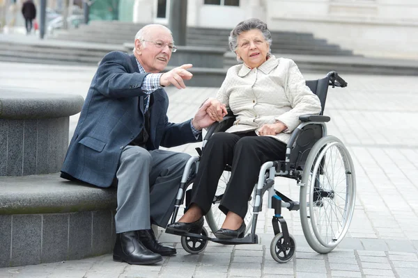 Пожилая пара на улице, указывая — стоковое фото