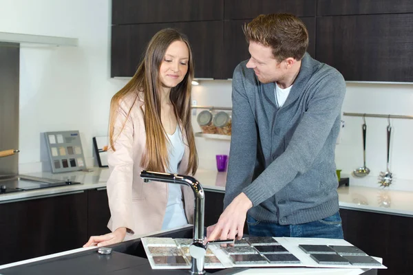 Choosing kitchen tiles and couple — Stock Photo, Image