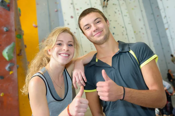 Jeune couple près du mur d'escalade — Photo