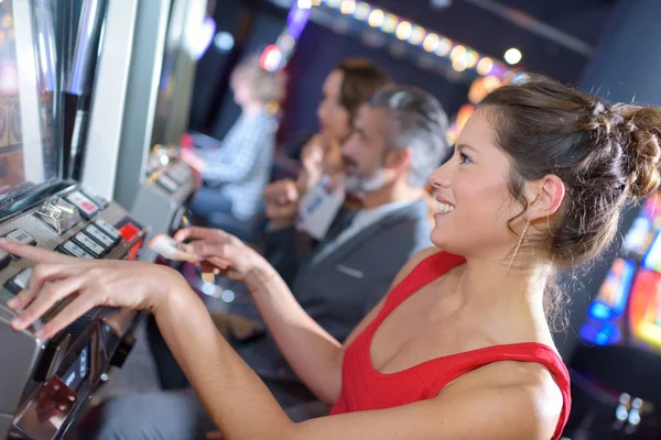 Mujer feliz después de ganar en la máquina tragaperras en el casino —  Fotos de Stock