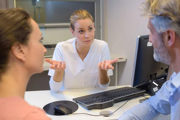 Médecin demandant à couple leur décision — Photo