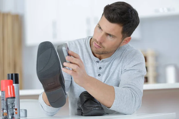 Mann putzt seinen Schuh — Stockfoto