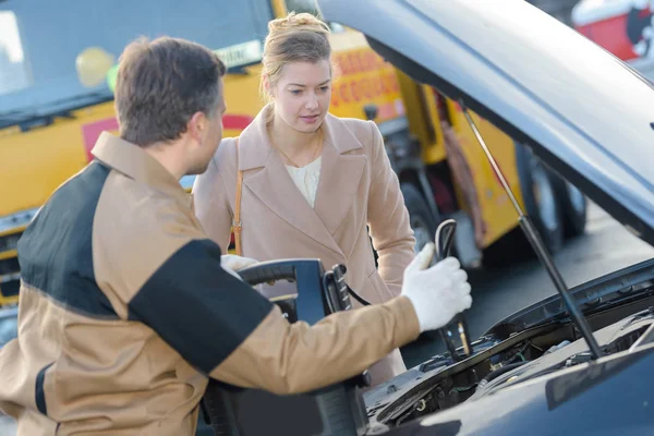 Batería de coche vacío y carretera — Foto de Stock