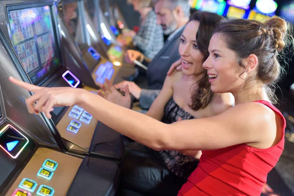 Vrouwen in het casino — Stockfoto