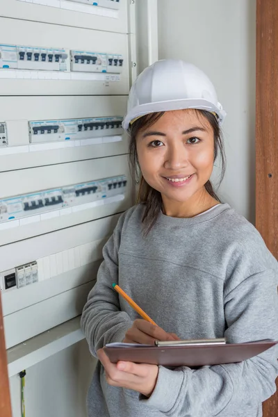 Kvinnliga elektriker arbetar electical säkring ombord — Stockfoto
