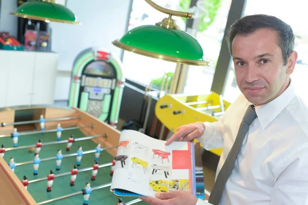 Homme vérifie une table de football en magasin — Photo