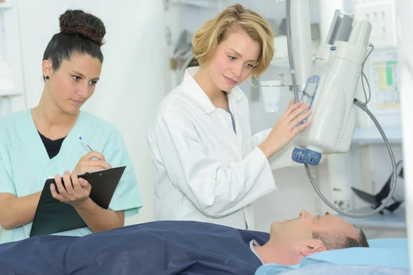 Technicien en radiologie avec médecin pendant la procédure d'examen par résonance magnétique — Photo