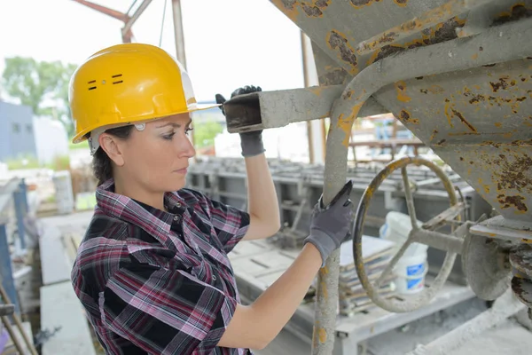 Mulher construtora ao ar livre e feminino — Fotografia de Stock