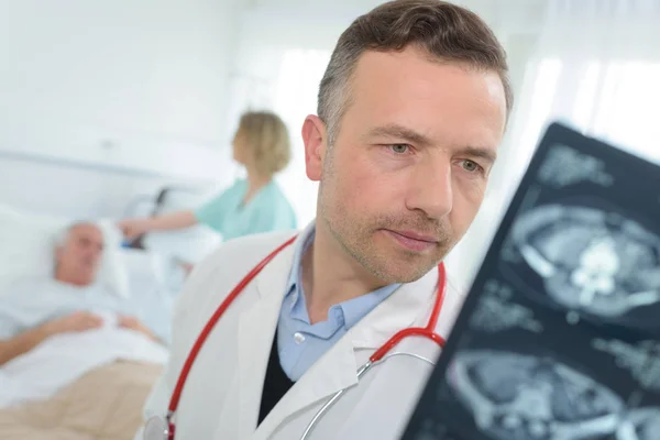 Retrato de médico y rayos X — Foto de Stock