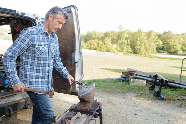 Farrier au travail et farrier — Photo