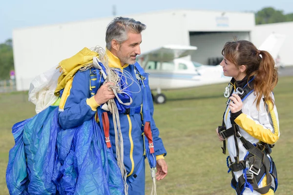 Skydivers atlamak için hazır — Stok fotoğraf