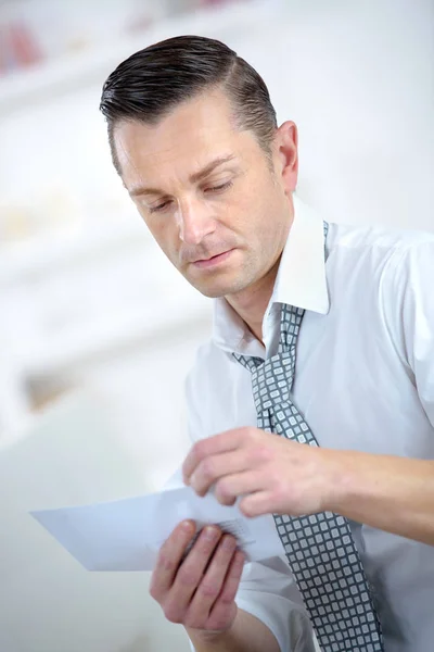 Biznesmen, otwierając list — Zdjęcie stockowe