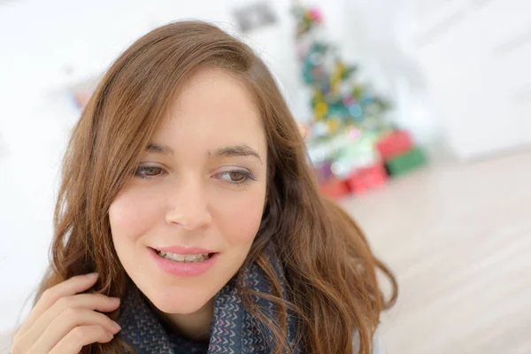 Schöne Frau an Weihnachten — Stockfoto