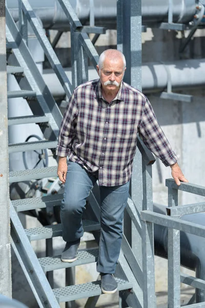 Mann geht die Treppe hinunter — Stockfoto