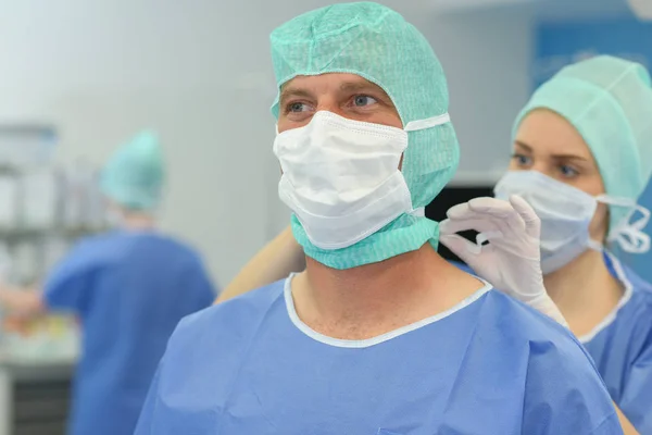 Άνδρας με στολή χειρουργό ένα — Φωτογραφία Αρχείου