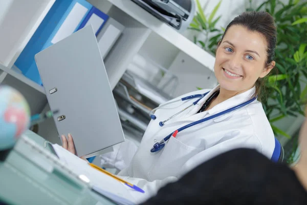 Bela médica feminina em casaco médico branco — Fotografia de Stock