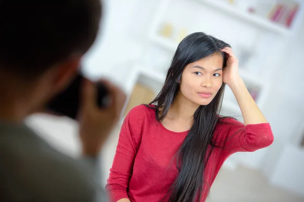 Man tar ett foto av sin flickvän — Stockfoto