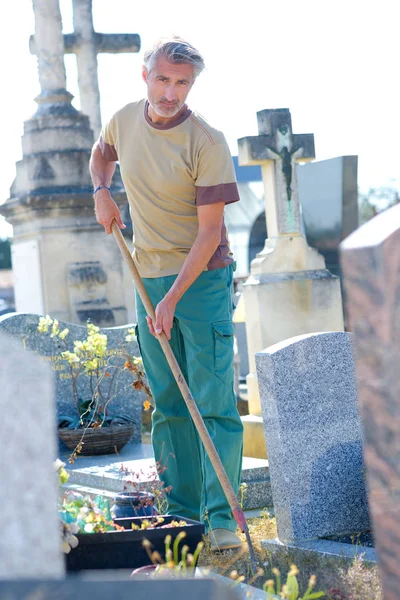 Maintaining a cemetery and maintenance — Stock Photo, Image