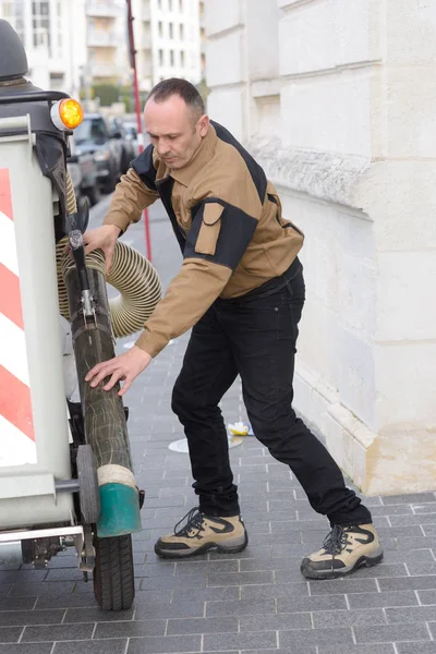 Manguera de montaje del trabajador de nuevo en la máquina de limpieza callejera —  Fotos de Stock
