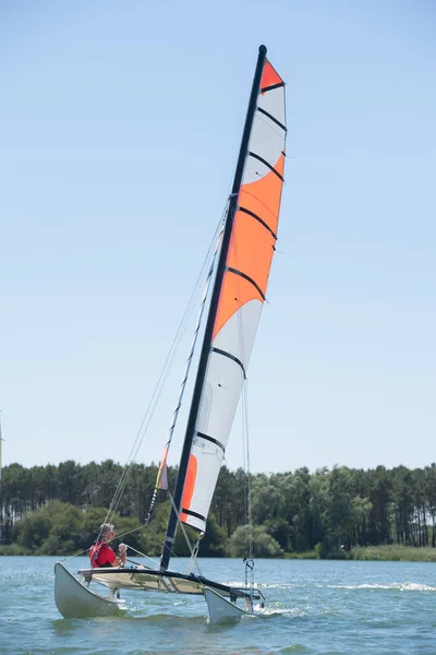 Navegar en un lago - verano y el tema deportivo — Foto de Stock