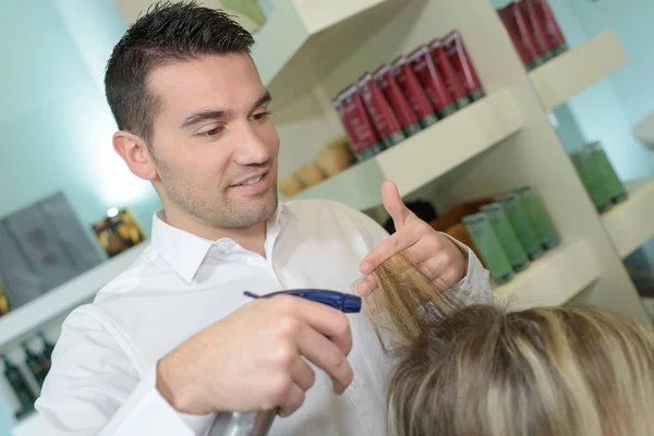 Cabeleireiro masculino faz o corte para a menina loira cabeleireiro masculino — Fotografia de Stock