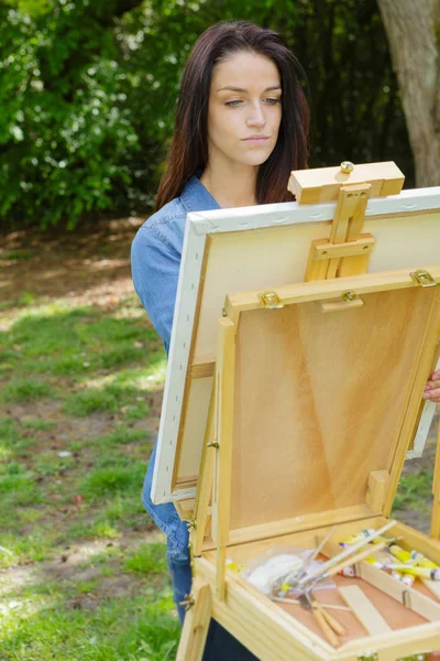 Young lovely caucasian woman painting outdoors — Stock Photo, Image